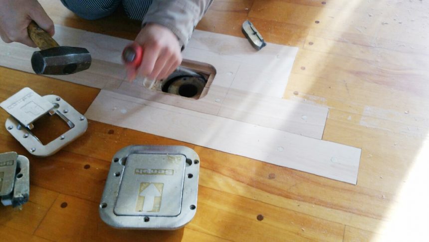 体育館バレーボールの床金具交換作業