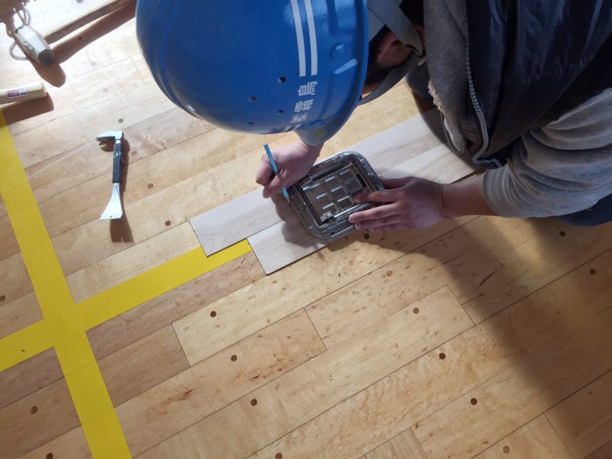 バドミントン用床金具破損に伴う天蓋交換工事事例