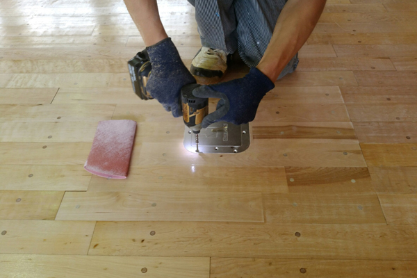 床金具天板交換及びフローリング研磨塗装、コートライン引き工事
