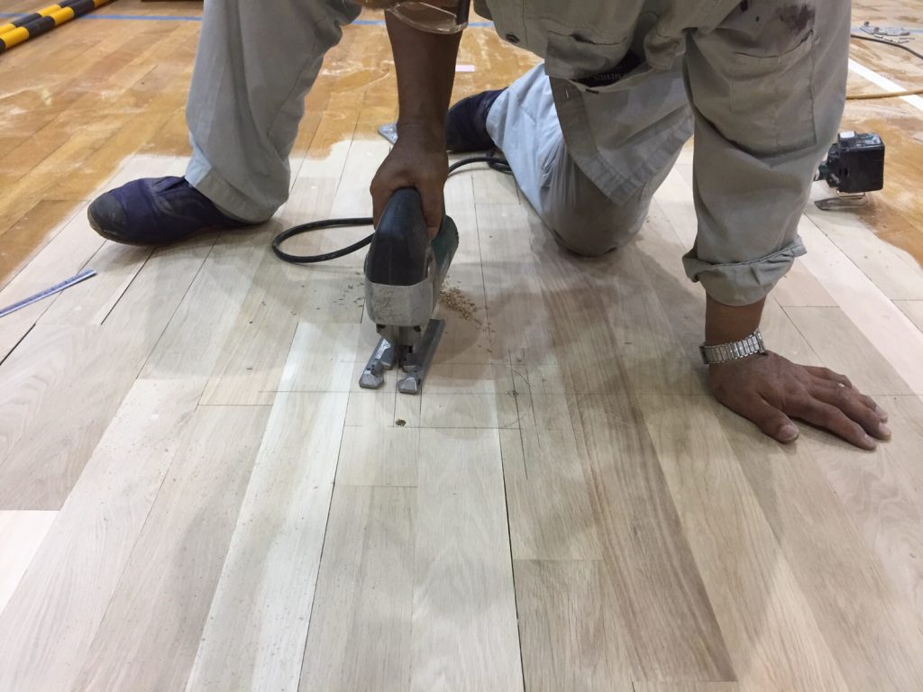 体育館床金具設置
