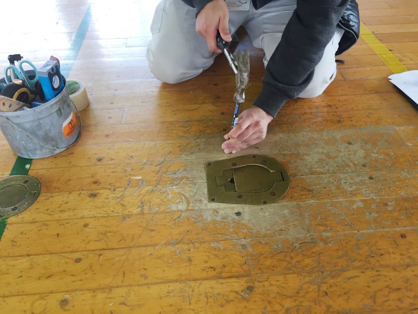 体育館バレーボール用床金具の撤去更新工事