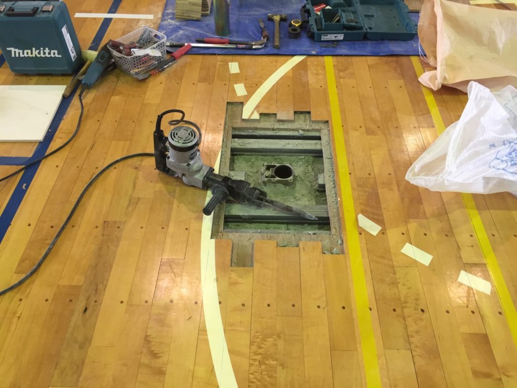体育館バレー用床金具交換