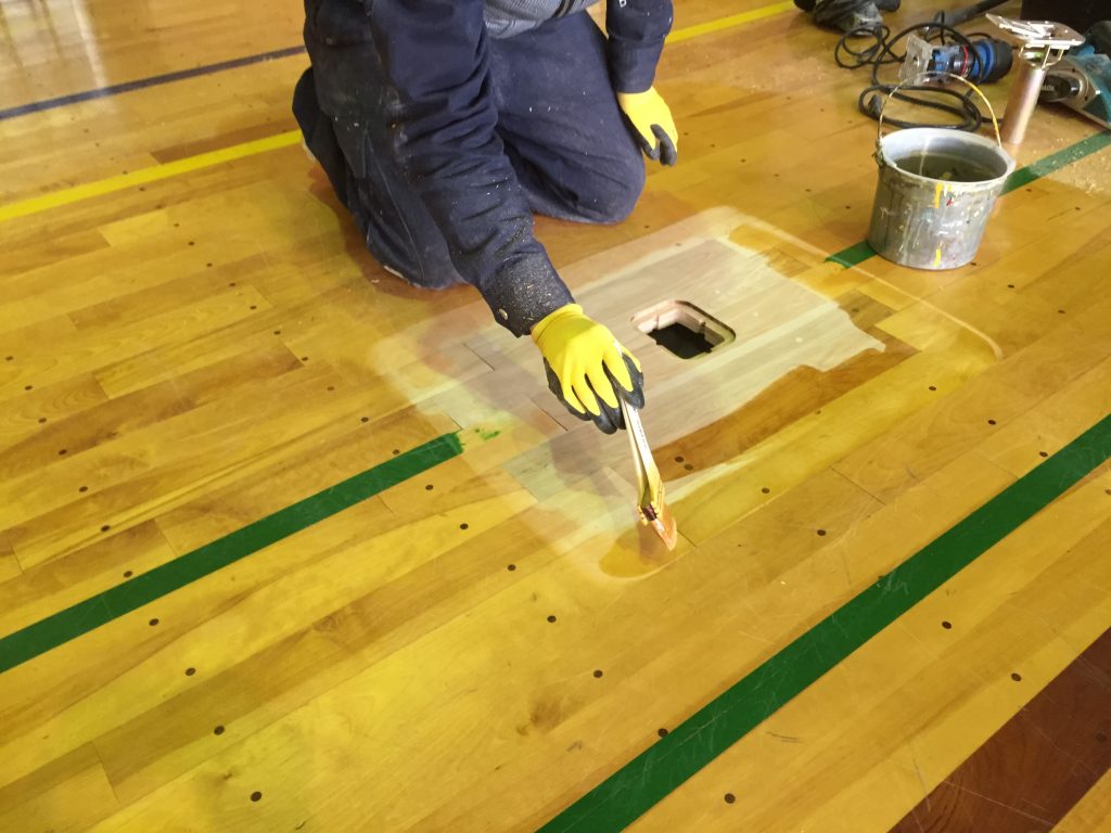 床金具作業中
