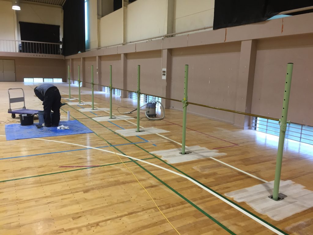 低鉄棒床金具施工の様子