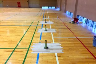 体育館低鉄棒用床金具基礎打設及びフローリング張替え上蓋取付け施工