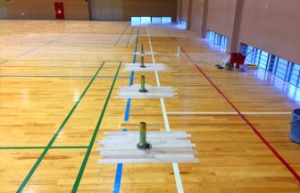 体育館低鉄棒用床金具基礎打設及びフローリング張替え上蓋取付け施工